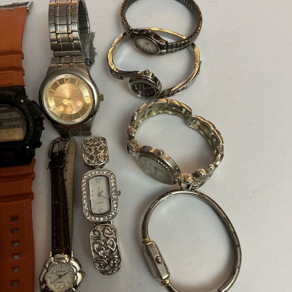 Assorted Watches Used Not Working For Parts Or Pieces lot 172 - Picture 6 of 9